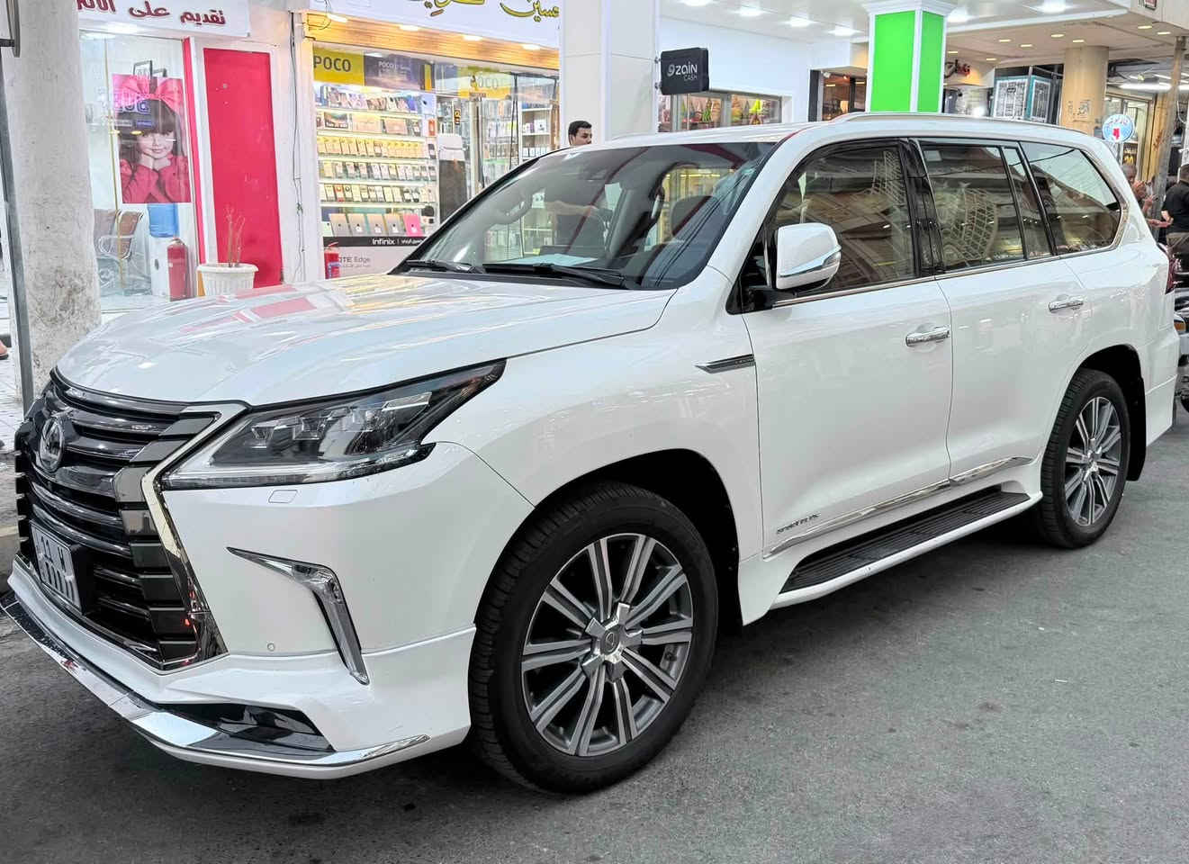 سلام عليكم 
لكزس LX570
super sport 
2016 
بريم أصل 
كامل مواصفات 
مواصفات اللكزس معروفة 
مكفولة كفالة عامة من جميع النواحي
للأستفسار : ***********
