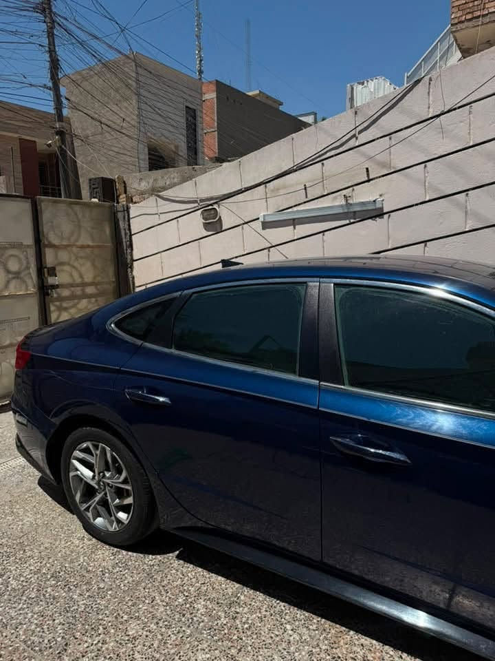 سوناتا 2020 محرك 2500 gdi mpi
مواصفات السياره 

شاشه دجتل 
اربع انضمه قياده
تشغيل عن بعد
مري شفط
تدفئه كشنات 
رادارات نضام توقف 
٣ كامرات 
وبعد بيها
حادثها جاملغ خلفي معدل ومصبوغ والامامي هم مصبوغ فقط 
رايدها ب ١٢٨$ وبيها مجال
***********
