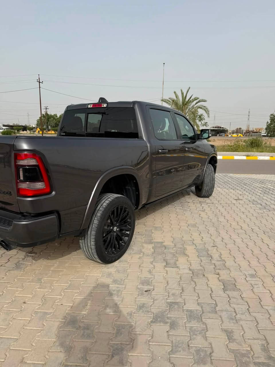 للبيع دوج رام 2021 لمتدد كندي
رقم اربيل  مكفولة
 فول مواصفات 1/1
سعر مناسب 380 وبيها مجال  بسيط
 
دوج رام 1500 (لمتدد)
لموديل 2021 . (كندي) . 
المحرك : V8 5.7L هيمي ايتورك .

المواصفات :
* دفع رباعي 4x4. فور ويل
* رادار تفاعلي مع مانع تصادم. 
* نقطة عمياء. 
* تحذير الخروج عن المسار.
* 4 كاميرات (360) درجة. .
* استطفاف ذكي (اوتوپارك).
* دوسات جانبية كهربائية.
* المصابيح الأمامية زنون.
* كشافات الضباب زنون متحركة.
* المصابيح الأمامية والمصابيح الخلفية LED. 
* دخول ذكي (بصمة). 
* تشغيل عن بعد.
* مقاعد من الجلد الفاخر. 
* المقاعد كهربائية مع ميموري.
* المقاعد الأمامية تبريد وتدفئة. 
* المقاعد الخلفية تبريد وتدفئة. 
•    الستيرن تدفئه 
* شاشة كبيرة 12 أنچ..
* حساسات امامية وخلفية.
* مانع تصادم امامي وخلفي.
* مكيف خلفي.
*محدد سرعة.
* ويل قياس 22 انج.
* مرايا كهربائية جانبية قابلة للطي كهربائيا.
* شاحن موبايل لاسلكي (واير ليس).
* الشباك الخلفي كهربائي. 
* المرايا الجانبية تدفئة. .
* غطاء من الجلد للصندوق الخلفي .
* امكانية تعديل ارتفاع دواسات البنزين والبريك.
* هاند بريك كهربائي.
* جوبلسات جگات تصعد وتنزل 
* حساسات امامية. 
* حساسات خلفية. 
* مرايا مع خاصية التعتيم الذاتي. 
* مساحات تخزين إضافية
للاستفسار 
***********
موجود اتصال و واتساب على الفيس ما متواجد
