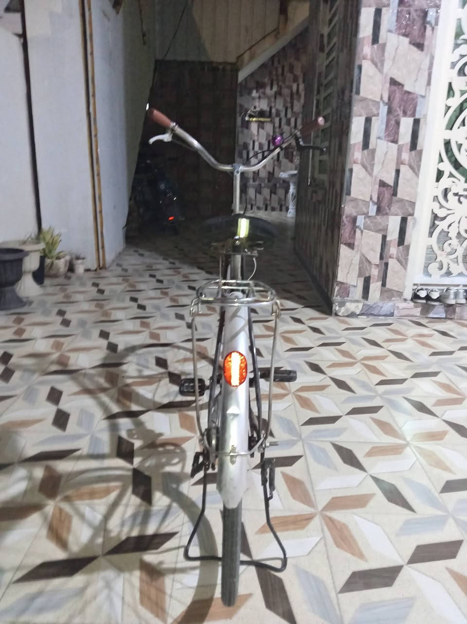 سلام عليكم  بايسكل للبيع حلو و مرتبه فحص أمامكم و يجي ويا بم +قفل مال بايسكل سعر ٦٥ بي مجال لحد ٥٥ الف أو ٥٠ الف قفل شرط تفحصه و تاخذه للاستفسار و اتصال واتساب *********** عنوان تأميم قادسيه الثانيه قرب مدرسة الحوراء الابتدائية
