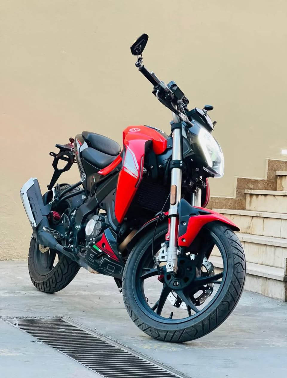 benelli 180s 2024 رەقەم و سەنەوی
مانتۆرەکە تا بلێی خاوێنە بێ مەسرەف 
رۆنی تازەیە تایەی نوێیە تا بلێی بەقوەتە 

کۆتا خێرایی 140+
ئەیبیئێس
٤٠٠ هەزار خرامەی لەسەرە
*********** أربيل, العراق

نص مكتوب في الصور:
- 2 of 7