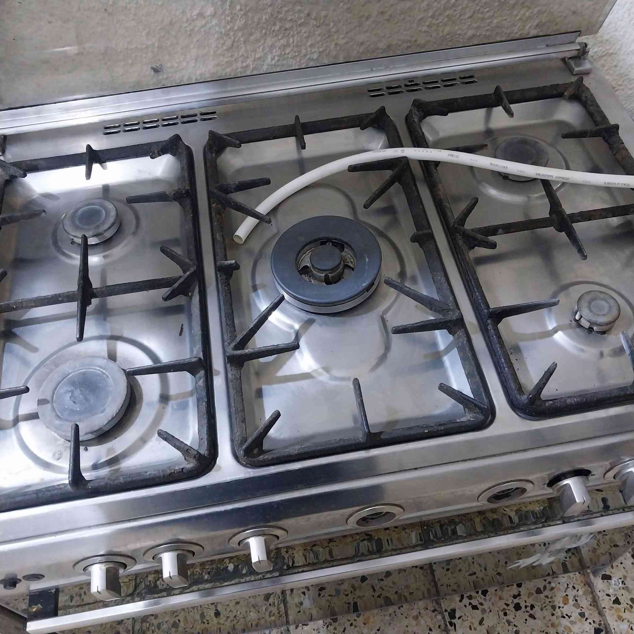 سلام عليكم عندي طباخ للبيع نظيف كلش بس مستعمل على فحص شغال يحب يتصل على هذا رقم *********** مكاني بغداد البياع شارع شهداء  صور طباخ هسه
