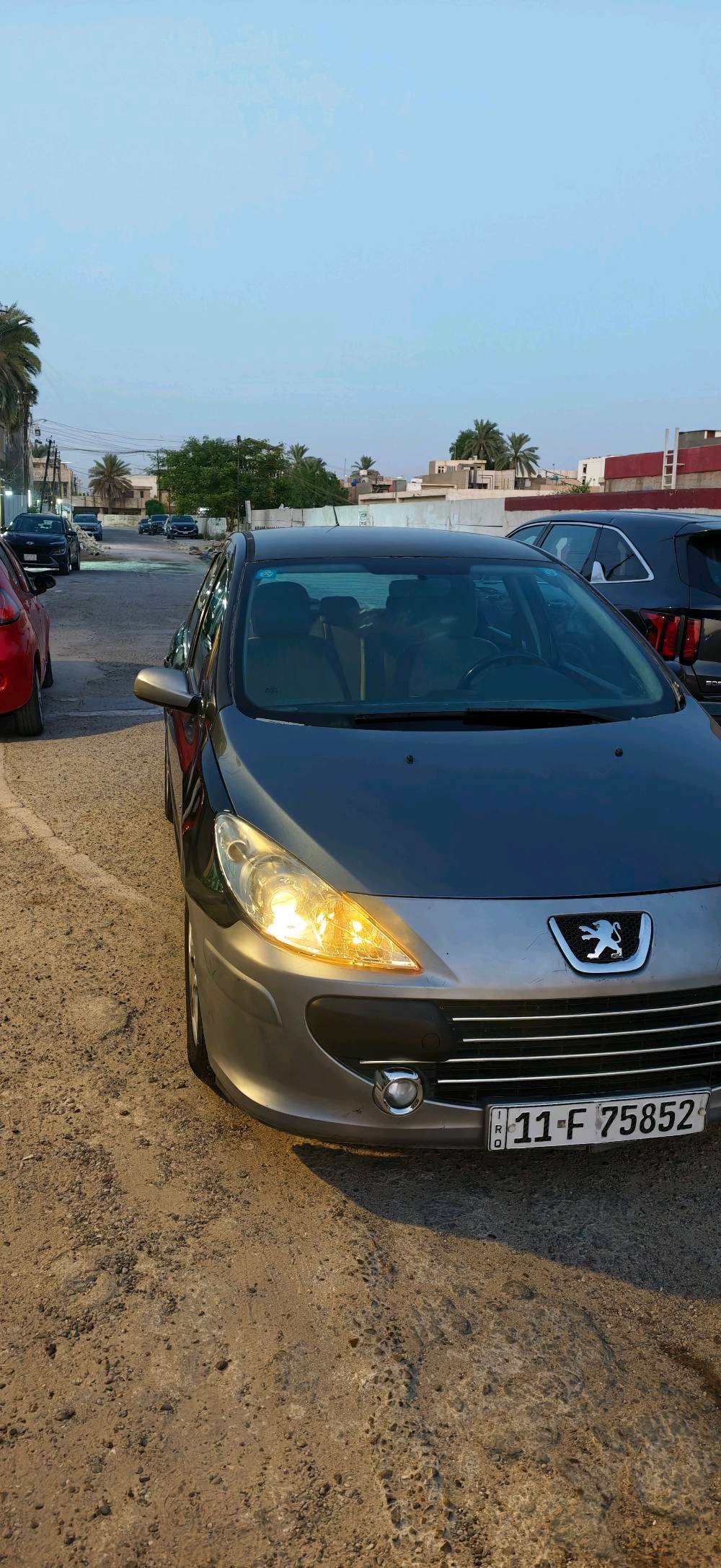 السلام عليكم ورحمة الله 
بيجو 307 موديل 2006
محرك  4 سلندر 1.6 CC
رقم بغداد   11F 75852 سنوية بأسمي 
اللون اسود غير محدد 

معلومات السيارة 👇
✅ محرك بحالة ممتازة جدا
✅ بلكات جديدة 
✅ نوزلات جديدة 
✅ جويتر جديد
✅ فيول بمب جديد
✅ خزان وقود جديد
✅تبريد شغال 
✅ صدر السيارة جيد 
✅ حماوة ثلث ثابت 
✅ تايرات بحالة ممتازة 

نقوصات السيارة 👇 
❌ ماطور جامة امامية جهة السائق
❌ بكرة احزمة الامان الامامية 
❌ تطبيك دعاميات 
❌ صبغ بنيد + دعامية امامية 
❌ كير منقص دهن ( كل 3 اشهر ينقص 1 لتر )

السيارة كلش ناعمة ترايهة حلو طستهة حلوة  
اعتمادية واقتصادية بصرف البانزين وبانزين فقط محسن افولهة السيارة يمي صارلهة سنتين 
شوية جارد اللون مالتهة وهذا طبيعي مقارنة بسعرهة بالسوك 

السعر ( 48 ورقة وقابل للتفاوض بشي بسيط ) 

مكان السيارة 👇 
بغداد / العامرية 
***********
