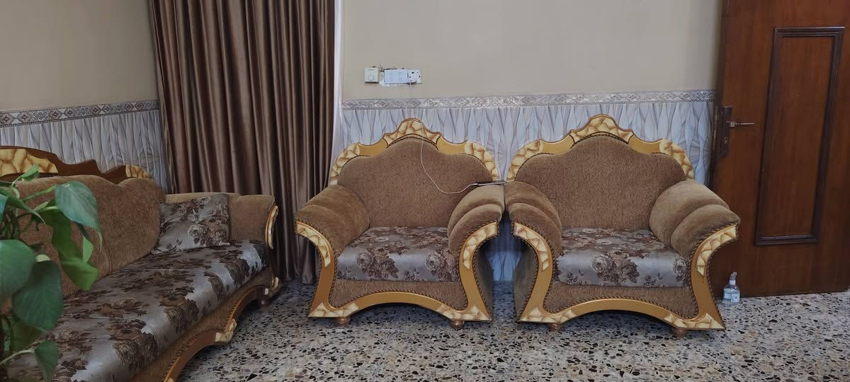 سلام عليكم تخم ملكي ١٠مقاعد سعر ٦٠٠  وبي مجال التواصل ***********
