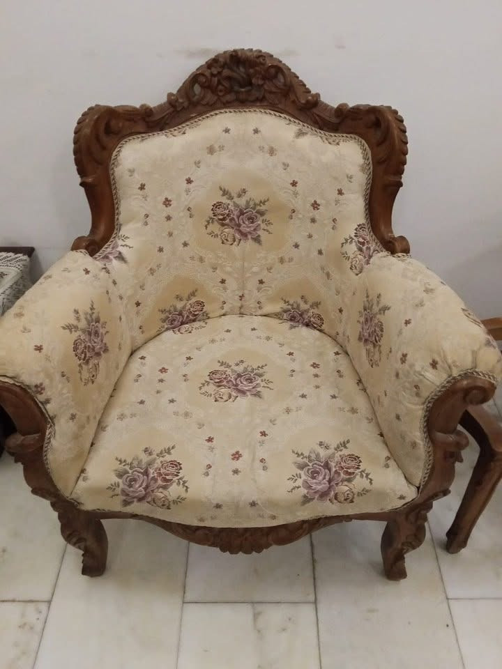 🛋️ للبيع: تخم كلاسيكي ( ملكي ) فخم بنقشة خشبية مع طبلات باسطح رخامية بحالة نظيفة جداً

يتكون من : 2 كنبات كبيرة + 4 كراسي + 4 طبلة جانبية + 1 طبلة وسطية كبيرة

 الحالة: مستعمل بحالة جيدة جداً ونظيفة (محافظ عليه وخالي من التمزقات أو العيوب الظاهرة).

 سبب البيع: التبديل بموديل جديد فقط.

 السعر: [700،000] دينار (قابل للتفاوض بحدود معقولة).
 الموقع: [اليرموك - بغداد]

📞 للإستفسار : ***********

*** ملاحظة يتوفر ايضاً زولية كبيرة متناسقة مع الوان التخم ***
