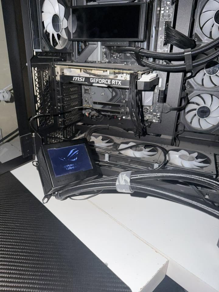 السلام عليكم شباب مبرد مائي للبيع مستعمل 

بالعافيه على الي راح ياخذه 
 
ASUS ROG RYUJIN III 360 - Gaming

‼️السعر ‼️
175,000 الف 

ماعندي توصيل 
مكاني البلديات ***********
