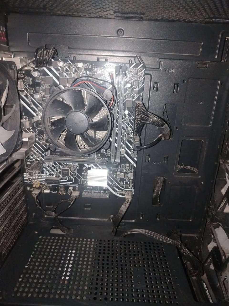تجميعه مستخدمه للبيع
1-GALAX CASE REV 05
2-INTEL CPU i3-12100 TRAY
3-LEXAR NVME 512G NM620
4-​AS MB PRIME H610M-K
5-FSP PSU 500W HYDRO K PRO
يعني نقصها رامات فقط
440 الف
تواصل واتساب فقط : ***********
