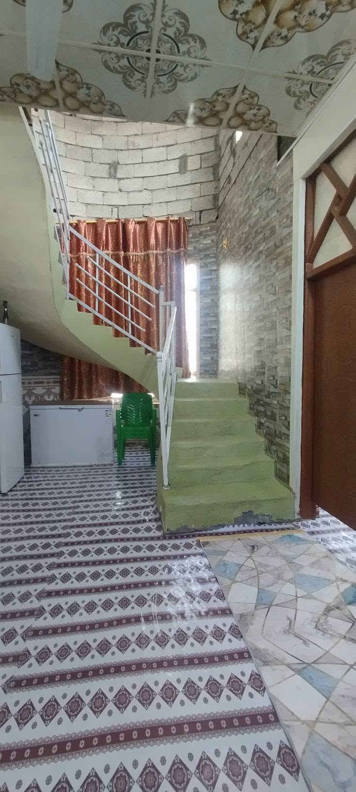 بيت للبيع في حي الدواغنه مساحه 250 متر غرفتين وهول ومطبخ ومضيف وصحيات داخليه وخارجيه +ترك خلف البيت متر ونص متوفره بيه جميع الخدمات موقعه حلوو بالوجهه صاد على حي ذويب الثالث معروض ب 54 وبيه مجال للشراي للاستفسار الاتصال على *********** او المراسله على الخاص
