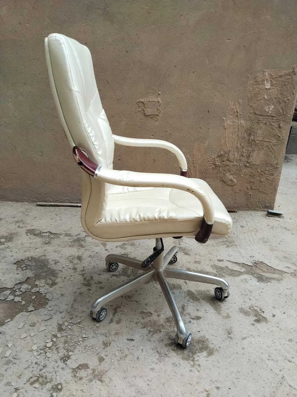 مستعمل نظيف يصلح اثاث شركه السعر 350,000 وقابل للنقصان للتواصل معنا واتساب ***********
