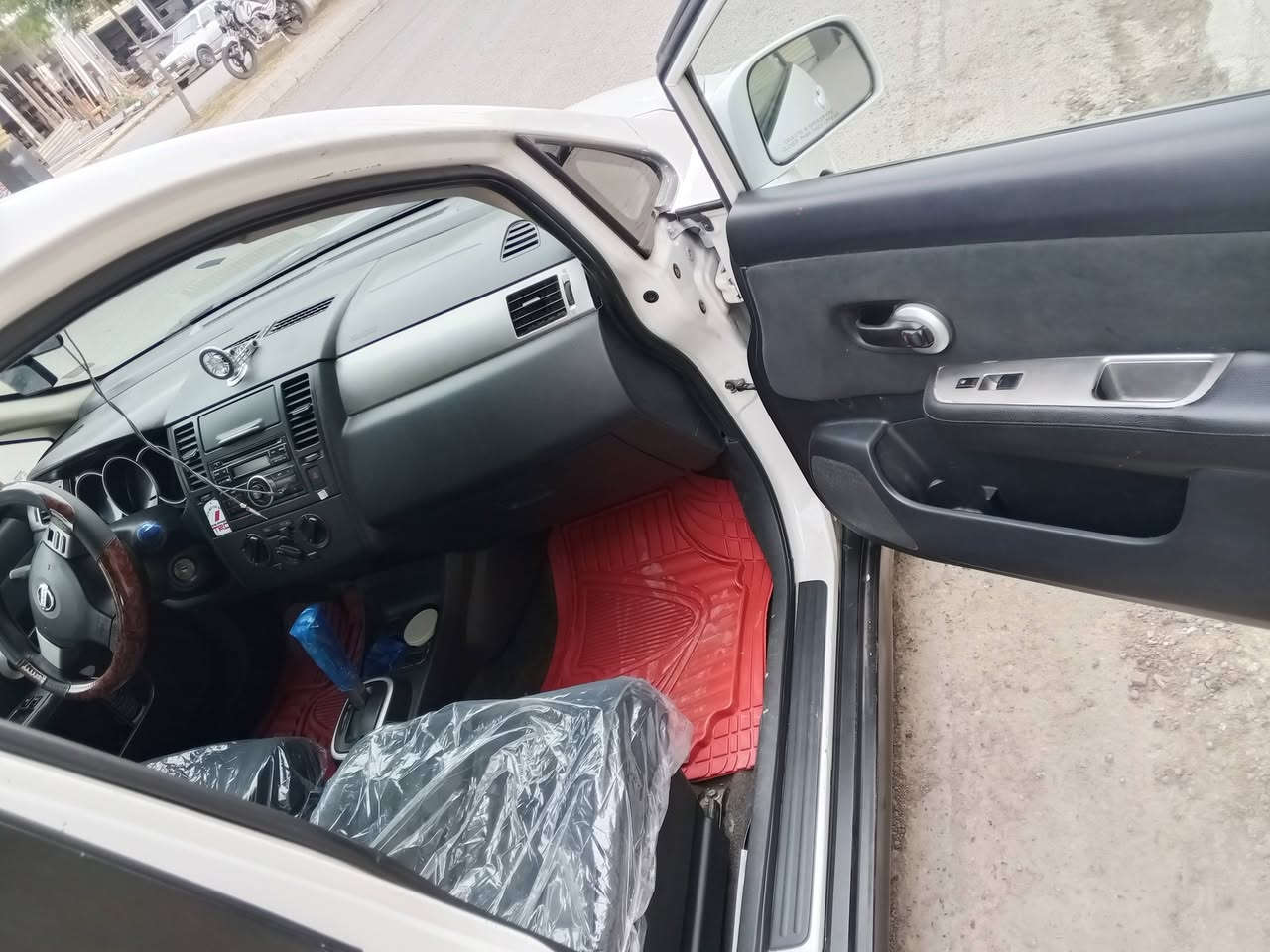 نيسان فرسه • ٢٠١١ • خمس قطع