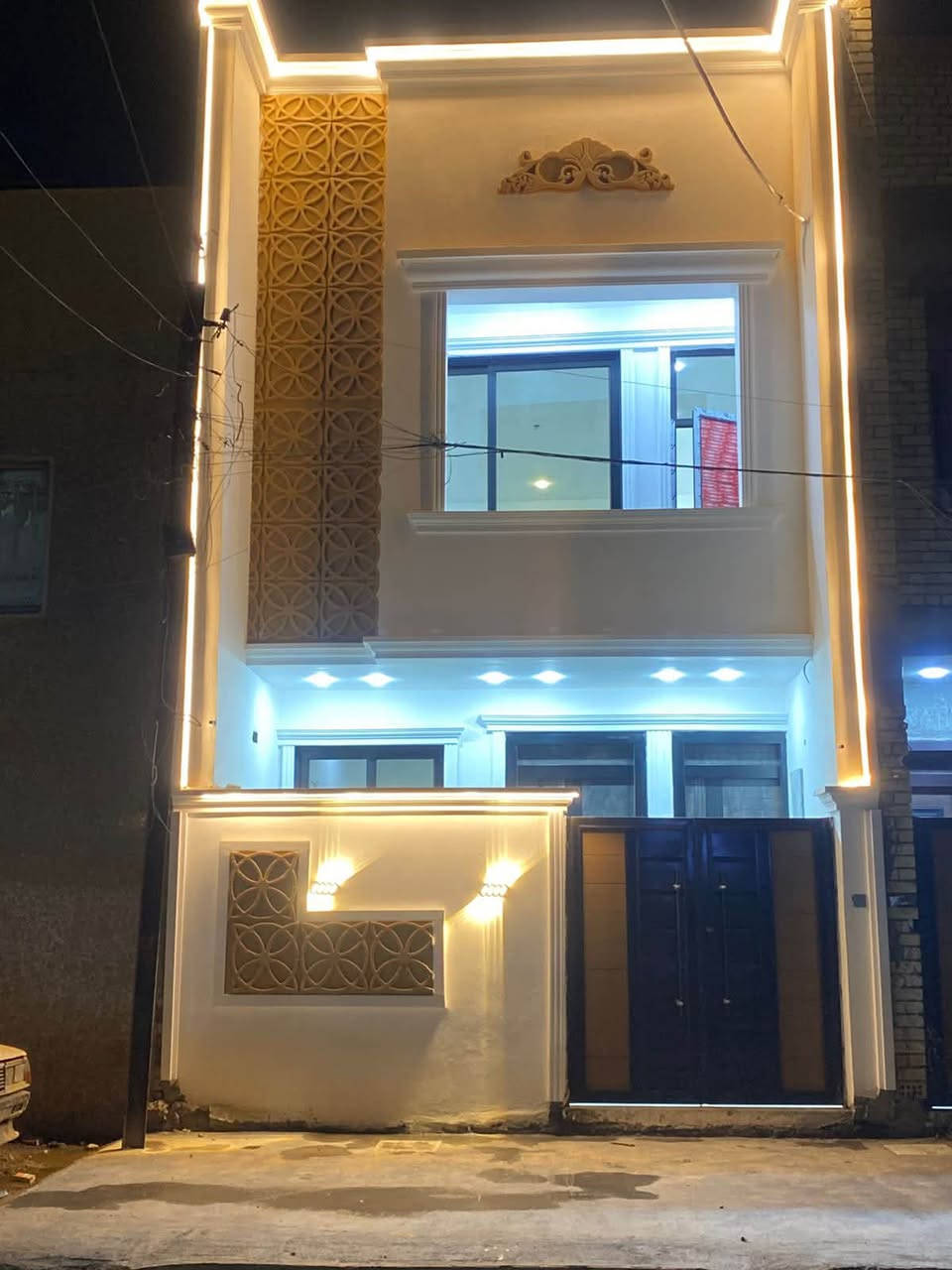 إعلان بيع منزل حديث 
البيانات الأساسية
الموقع :بغداد الجديدة حي الخليج شارع سفن النجاة عرض الشارع 15متر شارع عام 
 المساحة: 112.5 متر مربع (الواجهة: 5 متر | النزال: 22.5 متر)
 سنة البناء: 2026 (بناء حديث - صفر غير مسكون نهائياً)
 المداخل: مدخلان منفصلان
التفاصيل والتصميم الداخلي
 غرف النوم: 4 غرف نوم
 الاستقبال والصالات: صالة خطار + هول مفتوح على البيتونة
 المطبخ: مطبخ منفصل + منور يخدم المطبخ وغرف النوم
 المرافق الصحية: 3 حمامات مزودة بـ (تواليتات دفن + خلاطات دفن)
 السلالم: درج نظام "بيانو" مع محجر زجاجي حديث
المواد والمواصفات الفنية
 الأرضيات: مرمر في الطابق الأول | بورسلين "ايتاكا" في الطابق الثاني
 جدران المطبخ والحمامات: بورسلين "ايتاكا"
 الأبواب: أبواب قاصة تركية لمدخل البيت، وكافة الأبواب الداخلية تركية المنشأ
 الشبابيك: شبابيك سلايد مع زجاج سيكوريت مقاوم
للتواصل والاستفسار المباشر مع المالك: ***********
