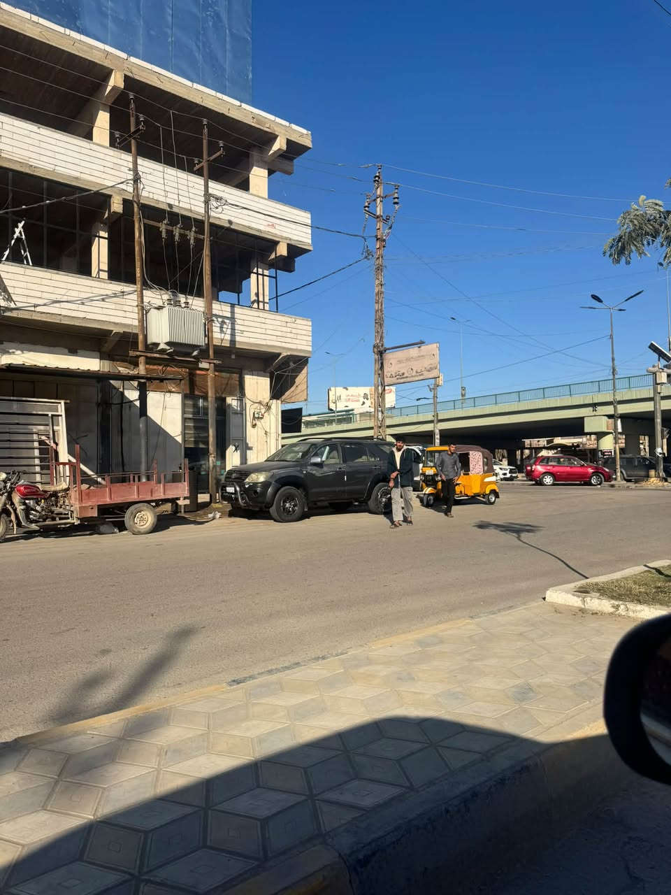 السلام عليكم ورحمة الله وبركاته
عندي البناية الموضحة بالصورة 
محتاج كادر  لبخ مع نثر
