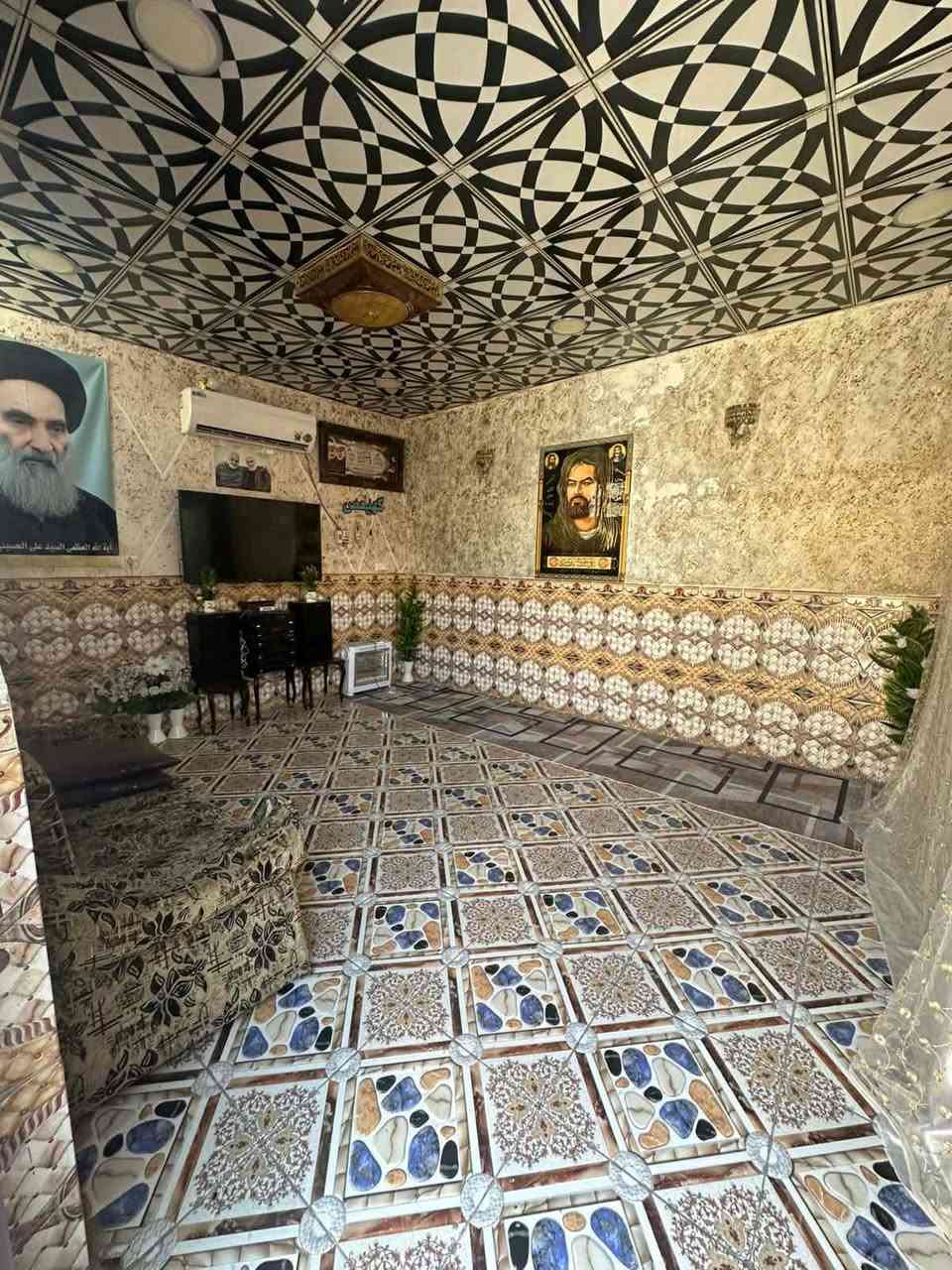 البيت للبيع  مكان حي حورا شارع ابو فضل بل بدايه لبيت مساحه 200م يتكون من غرفتين ومطبغ وستقبال وهول  بناء قديم  لبيت حر مامطلوب  بيع او مراوس  بيت احدث حتلو مطلوب سكان  ***********

