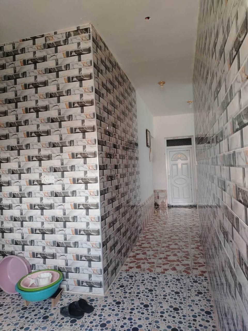 🏡 بيت للبيع في حديثة — مساحة واسعة وموقع مميز (65 مليون)
تعلن الميسرة للوساطة العقارية عن عرض عقاري فريد بمساحة واسعة وموقع هادئ يناسب السكن والاستثمار أو للراغبين في المساحات المفتوحة والحدائق.
 الموقع: الأنبار - حديثة (قرب الحجر الصحي).
 المساحة: 1,200 متر مربع.
 السعر: 65 مليون دينار عراقي (قابل للتفاوض البسيط).
 الوضع القانوني: ماشية إجراءات التسجيل والطابو بشكل رسمي.
 المحيط: منطقة هادئة جداً، جيران طيبون، وقريب جداً من شارع سايدين رئيسي.
📋 المواصفات والتفاصيل:
 البناء الداخلي:
 غرفتين نوم + صالة.
 مطبخ حار وبارد.
 ديوان وهول (غير مكتمل أعمال التشطيب: بياض، سيراميك، وأبواب).
 الملحقات والمساحة الخارجية:
 خان خاص ومجهز لتربية الحيوانات والدجاج.
 تحتوي الأرض على أشجار مثمرة ونخيل.
📸 باقي التفاصيل موثقة بالكامل بالصور المرفقة.
📞 للإستفسار والتواصل:
يرجى الاتصال على الرقم التالي: ***********
أو المراسلة عبر رسائل الصفحة مباشرة.
