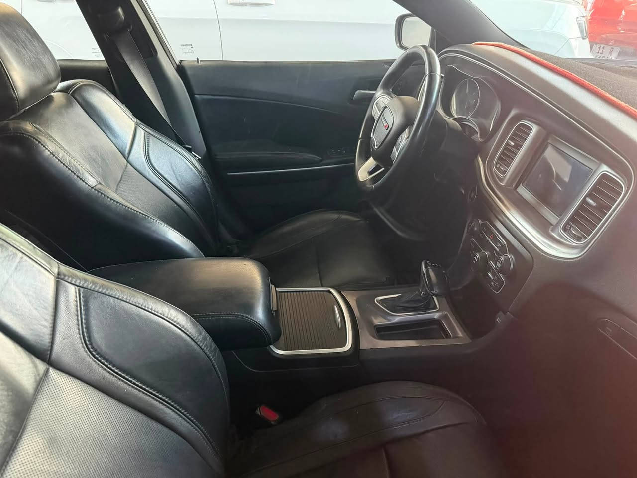 السلام عليكم عندي جارجر SXT بلص فول مواصفات موديل 2020 بصمه تشغيل فتحة سقف جلد كشنات حار بارد كشن ذاكرة تشغيل عن بعد ماشية 72 الف حادثها مال امريكا جاملغ وبنيد وبيها بالعراق جاملغ خلفي وباب السعر 17800 للاتصال ***********
