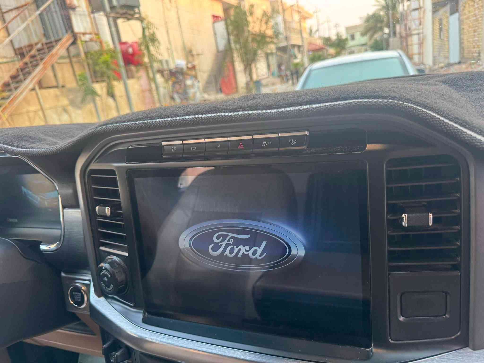 Ford F-150 Lariat PowerBoost Hybrid 2022 فورد اف ١٥٠ لاريات هايبرد فول مواصفات
مراوس ب لنكولن افيتور موديل حديث  

المواصفات:

* موديل: 2022
* الفئة: Lariat Full Option
* المحرك: 3.5L PowerBoost Hybrid Twin-Turbo EcoBoost V6
* ناقل حركة أوتوماتيك 10 سرعات
* نظام دفع رباعي (4×4)
* استهلاك وقود اقتصادي بفضل نظام الهايبرد
* جلد فاخر
* مقاعد كهربائية مع التدفئة والتبريد
* ذاكرة لمقعد السائق
* شاشة لمس كبيره
* عدادات رقمية 
* كار بلي Apple CarPlay وAndroid Auto
* كاميرات 360°
* حساسات أمامية وخلفية
* مثبت سرعة ذكي (Adaptive Cruise Control)
* نظام المحافظة على المسار
* نظام مراقبة النقطة العمياء (BLIS)
* تشغيل بصمة (Push Start)
* تشغيل عن بُعد (Remote Start)
* فتحة سقف بانورامية
* إضاءة LED أمامية وخلفية
* مرايا كهربائية قابلة للطي مع القفل
* باب خلفي كهربائي (Power Tailgate)
* نظام اختيار أنماط القيادة
* تكييف أوتوماتيكي ثنائي المناطق
* نظام صوت Bang & Olufsen
* مخارج كهرباء داخلية وخارجيةPro Power Onboard.

رقم الشاصي: 1FTFW1ED8NFA50272
صور الحادث مرفقه وممكن مراجعة تفاصيل الحادث من خلال رقم الشاصي

عداد المسافه 116 الف ميل

***********
