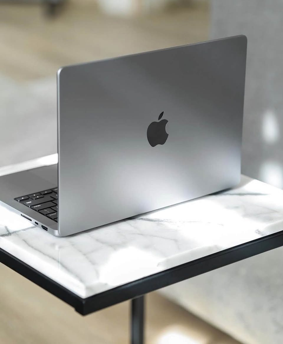السلام عليكم، للبيع ماك بوك برو 14 إنش بأحدث معالج Apple M4، جهاز بحالة الجديد تماماً ومخصص للأعمال الثقيلة، البرمجة، والمونتاج.

🔹 المواصفات:
• المعالج: Apple M4 (10-Core CPU / 10-Core GPU)
• الذاكرة العشوائية (RAM): 16GB Unified Memory
• السعة التخزينية (SSD): 512GB Ultra-Fast
• الشاشة: 14.2-inch Liquid Retina XDR (ProMotion 120Hz)
• اللون: فضي (Silver)
• المنافذ: 3x Thunderbolt 4 / HDMI / SDXC Card / MagSafe 3

🔹 حالة الجهاز:
• نسبة صحة البطارية: 100% (حالة عادية - زيرو مثل ما موضح بالصورة).
• النظافة: أخو الجديد تماماً بدون أي شخط أو أثر استخدام.
• الملحقات: كارتون الجهاز الأصلي + الشاحن الأصلي 70W + 
كيبل MagSafe 3 الأصلي.

 السعر: 2,050,000 عراقي - قابل للتفاوض البسيط للجادين.
📍 المكان: [بغداد]
📞 للتواصل: ***********
