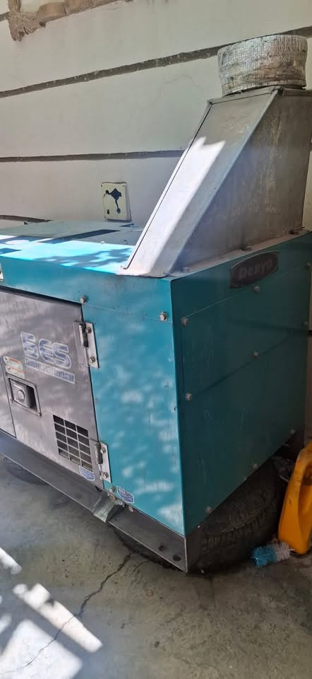 📢 مولد  كابوته للبيع - 15 kVA
المواصفات الفنية:
 الماركة:ياباني أصلي 
 القدرة الإنتاجية  : 15 kVA.
 عدد بتسم : 3 بستمات.
 الحالة: نظيف جداً وبحالة ممتازة وجاهز للتشغيل مباشرة 
 السعر: 25 ورقة  بي مجال 
 للاتصال أو الاستفسار ***********

