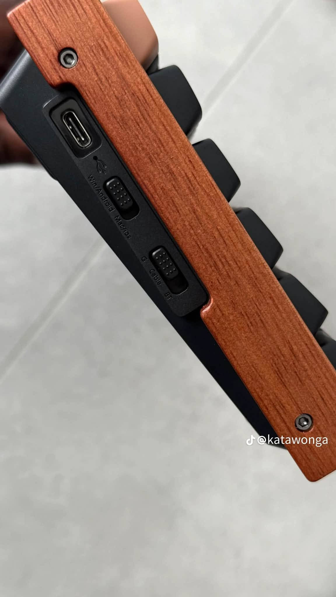 ⌨️🔥 Keychron K2 HE – كيبورد مغناطيسي احترافي لعشاق السرعة والدقة 🎮
⚡ تجربة مختلفة مع تقنية Hall Effect والمفاتيح المغناطيسية من Gateron!

🌟 أبرز المميزات:
🔹 مفاتيح Gateron Magnetic Hall Effect لاستجابة فائقة السرعة 🎯
🔹 إمكانية تخصيص Actuation Distance لكل مفتاح
🔹 دعم تقنية Rapid Trigger للألعاب التنافسية 🚀
🔹 اتصال ثلاثي: Bluetooth + 2.4GHz + USB-C
🔹 تصميم 75% مدمج يوفر مساحة أكبر للمكتب
🔹 مناسب للـGaming والاستخدام اليومي 💻🎮

💥 سرعة + دقة + تحكم كامل بتجربتك!

📦 متوفر الآن
🚚 توصيل إلى كافة محافظات العراق 🇮🇶

📲 للحجز والاستفسار:
***********

نص مكتوب في الصور:
- @katawonga
- @keychronvietnam