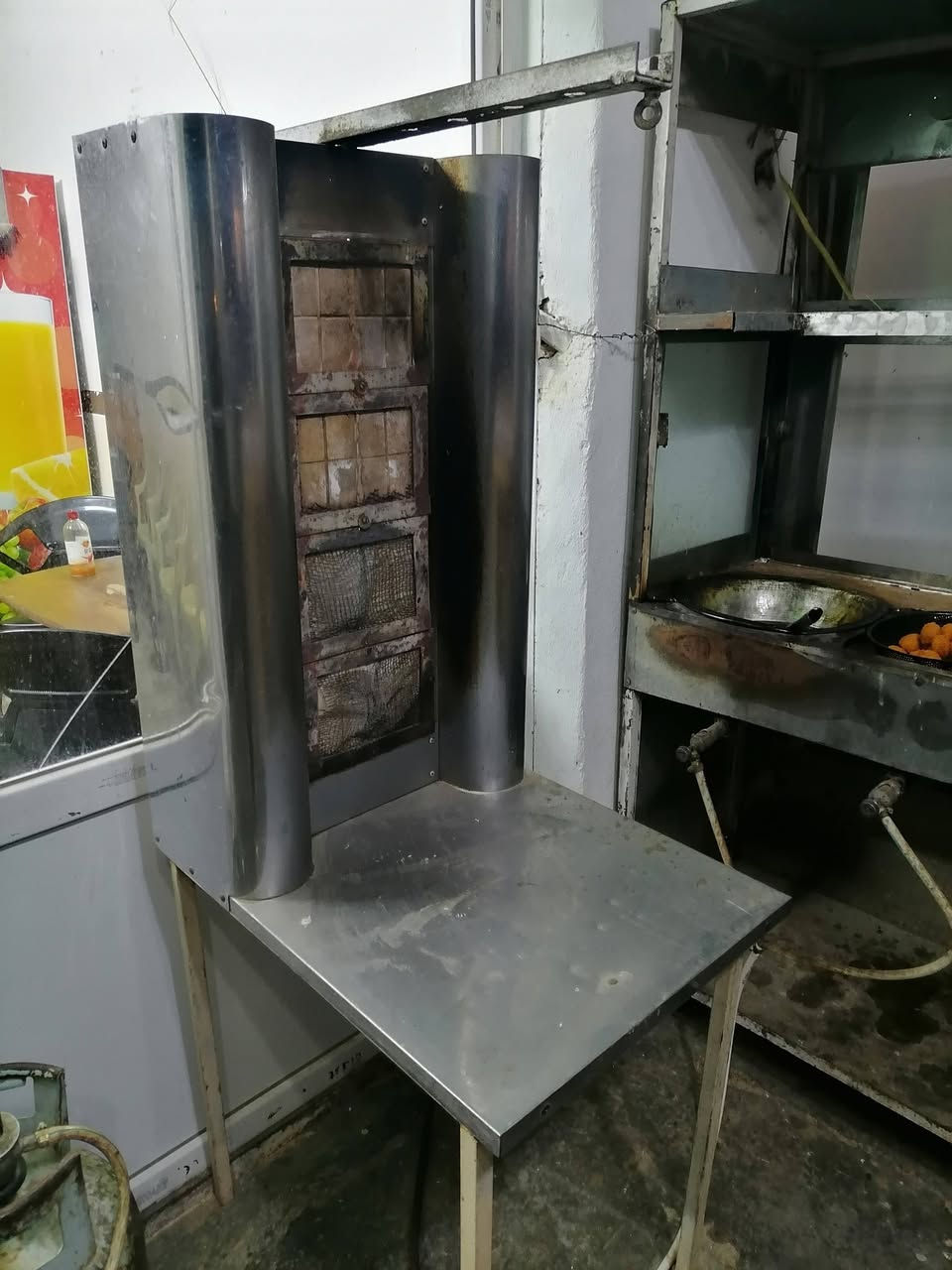 السلام عليكم غراض مطعم للبيع سعر
شوايه كباب ١٣٠
قلايه فلافل +فنكر + بركر ١٥٠
برادات ٤٠٠ بيهن مجال
ميزين
٢متر ونص
واحد متر ونص
 ٢٧٥ بي مجال
شوايه كص ١٠٠
للاتصال ***********
