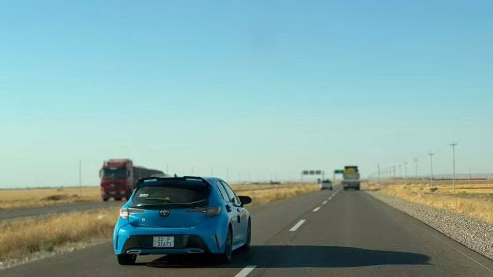 🚗 للبيع: تويوتا كورولا هاتشباك ٢٠١٩ الرياضية - نظافة وأداء 🚗
المواصفات الرئيسية:
 الموديل: تويوتا كورولا هاتشباك (SE) موديل ٢٠١٩.
 المحرك: ٢٠٠٠ سي سي، ٤ سلندر، رياضي واقتصادي.

 ناقل الحركة (الكير): أوتوماتيك CVT مع خاصية التحويل لـ ١٠ سرعات (نمر) رياضية.

 المسافة المقطوعة: [، ١٩٨,٠٠٠كم].
 اللون: أزرق مميز (كما في الصور).

 التصميم الخارجي: سبويلر خلفي،، مصابيح أمامية وخلفية LED كاملة.

المميزات الداخلية والرفاهية:
 الفرش: قماش باللونين الأبيض (الثلجي)، بحالة ممتازة.
 
التقنية: شاشة لمس مقاس ٨ بوصة تدعم Apple CarPlay و Android Auto،
 
القيادة: نظام الأوتو بارك (Auto Park) للمساعدة في الاصطفاف، وAuto Hold للوقوف المريح في الإشارات.
 
التحكم: شفتات رياضية خلف المقود (Paddle Shifters)، وتحكم كامل من المقود.
 
المفتاح: بصمة للتشغيل ودخول ذكي بدون مفتاح.
السلامة والأمان:
 
حزمة Toyota Safety Sense 2.0: تشمل نظام حماية ما قبل التصادم (PCS) مع كشف المشاة، ونظام تنبيه مغادرة المسار (LDA) مع مساعدة التوجيه، ومثبت سرعة راداري ديناميكي (DRCC).

 الحادث: حادث خفيف جداً وغير مؤثر (موضح في الصور)،.

الحالة العامة:
 السياره نظيفة جداً، صيانة دورية منتظمة، لا تحتاج إلى أي مصاريف.
 أداء رياضي ممتع وقوي، مع استهلاك اقتصادي للوقود.

‼️ملاحظة بيها بعض ملاحظات بالدعامية الامامية بسيطه جداً 
يحتاجلها فايبر كلاس 

📞 للتواصل والاستفسار:

 رقم الهاتف: ***********
 السعر: 120$"وبيها مجال وكلشي اكو بالسوك اسعار انسب لكن كلشي وحسب حادثه ونظافته 

 المكان: بغداد . ابي غريب . مجمع الزيتون السكني
