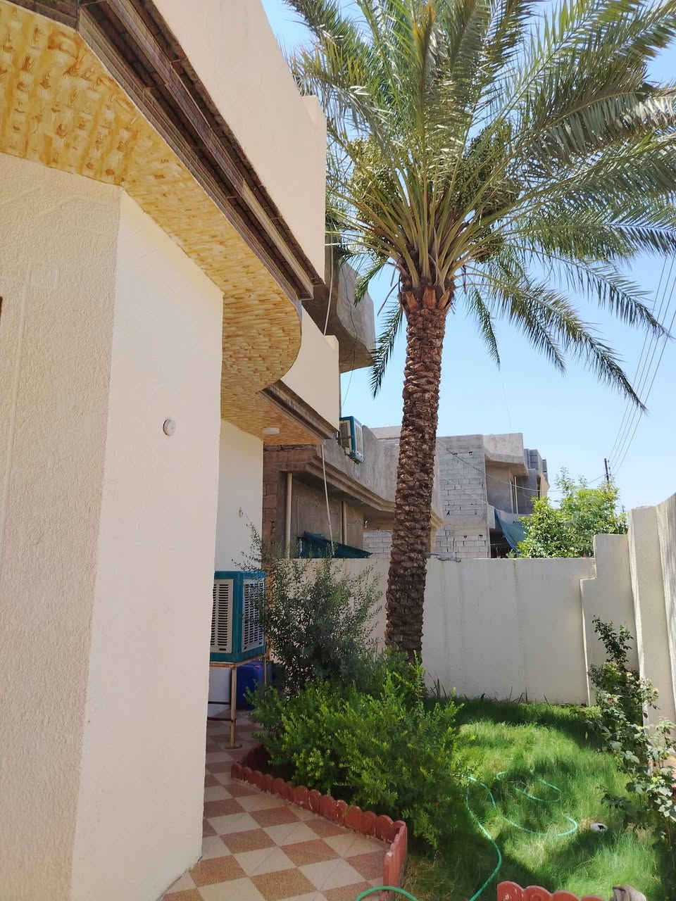 🏡 بيت للبيع – فرصة مميزة في بهرز / الدفاعي 🏡

📍 الموقع: بهرز – الدفاعي، مجاور بيت أبو فؤاد البقال.
📐 المساحة: 300 م².
📄 السند: ملك صرف.

🔹 مواصفات البيت:

- الطابق الأول: ثلاث غرف نوم، استقبال، هول، صالة، مطبخ، صحيات، مخزن، حديقة، كراج، وممرات جانبية وخلفية.
- الطابق الثاني: غرفة مكتملة، وباقي الغرف مبنية بالجدران فقط (بدون سقف)، مما يتيح للمشتري إكمالها حسب الرغبة.

💰 السعر: مناسب.

📞 للاستفسار:
***********
#مكتب_أزهر_ثامر_للعقار
