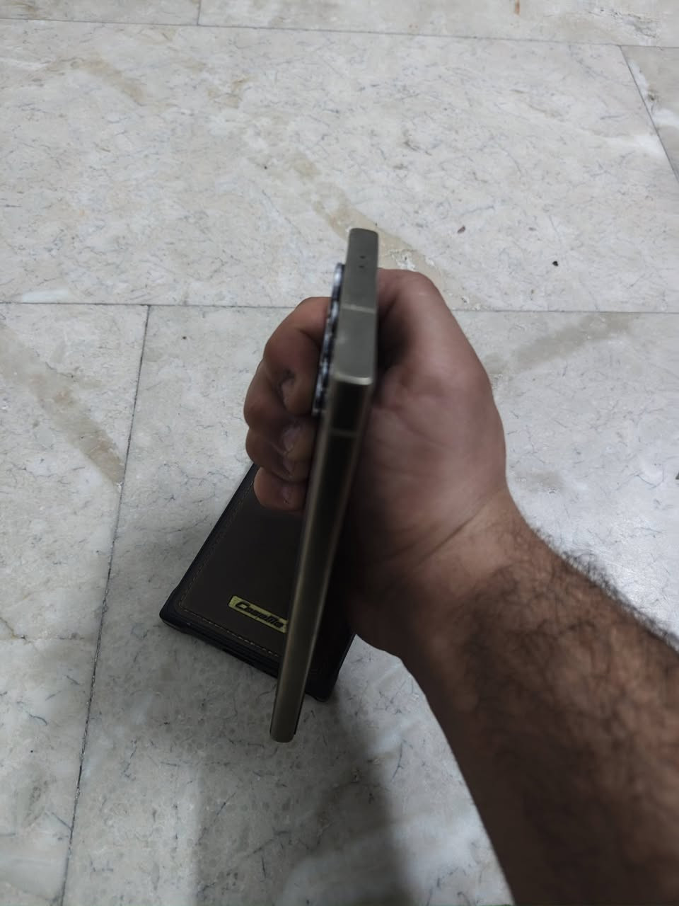 السلام عليكم جهاز s24 Ultra ذاكره ٢٥٦ الجهاز استعمال بسيط مال بيت ونضيف حيل بس الشاشه مبدلع ومثل ما موضح بلصور الشاصي يختلف لونه عن لون الضهر اختلاف بسيط لأن مالكيت نفس لونه سعر الجهاز ٧٥٠ وبي مجال *********** واتساب وخط ومتواجد
