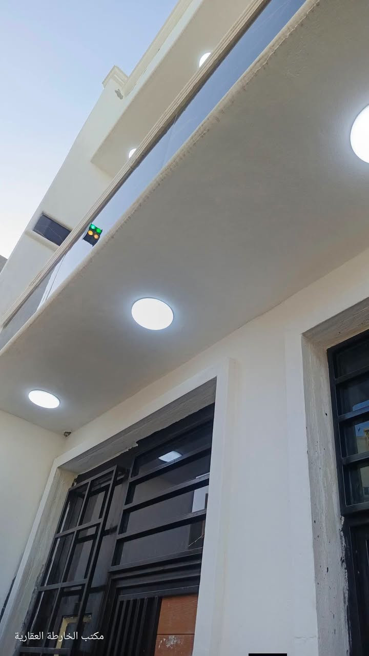 🏠 دار للبيــــــــــع #حـــديـــــث تسليـــــم مفتـــــاج
فـــي حـــي الصحـــــة قــــرب بيــــت ابــــو النســـــر
________________
المساحـــــــة // 100م
 #طابـــــو #زراعـــــي #سنـــــد25 
الواجهــــــــــة  // 6 م
النـــــــــــــــــــزال// 16.5م
________________
🧱🏗️ #الطابــــــــــــــق #الأرضـــــــــــــي
غرفــــــــــة وصالـــــــــة  ومطبـــــــــخ ومجمــــــــــع صحيــــــــات داخلــــــــي وخارجــــــــــي وطـــــارمــــة...
🧱🏗️ #الطابــــــــــــــق #الثانــــــــــــــــي
غرفتيـــــــــــن وهــــــــــول ومجمـــــــــع صحيــــــــــات وسطـــــح ...

________________💲

لمعـــــرفــة السعــــر وبـــــاقــــي التفــــاصيــــل الاتصـــــال

_____________
#مكتـــــب
  🌛🌐الخــــارطــــة العقـــــاريــــة🌐🌜
#الكائـــــــــن
   فـــي ⇩ حـي_الطيـاره_شـارع_25_الـرئيســي_قــرب
_المــــدرس_حسيـــن_طيــــاره
0️⃣7️⃣8️⃣2️⃣5️⃣2️⃣1️⃣2️⃣5️⃣6️⃣5️⃣📲
___________________________________
_____________________________________________

نص مكتوب في الصور:
- مكتب الخارطة العقارية