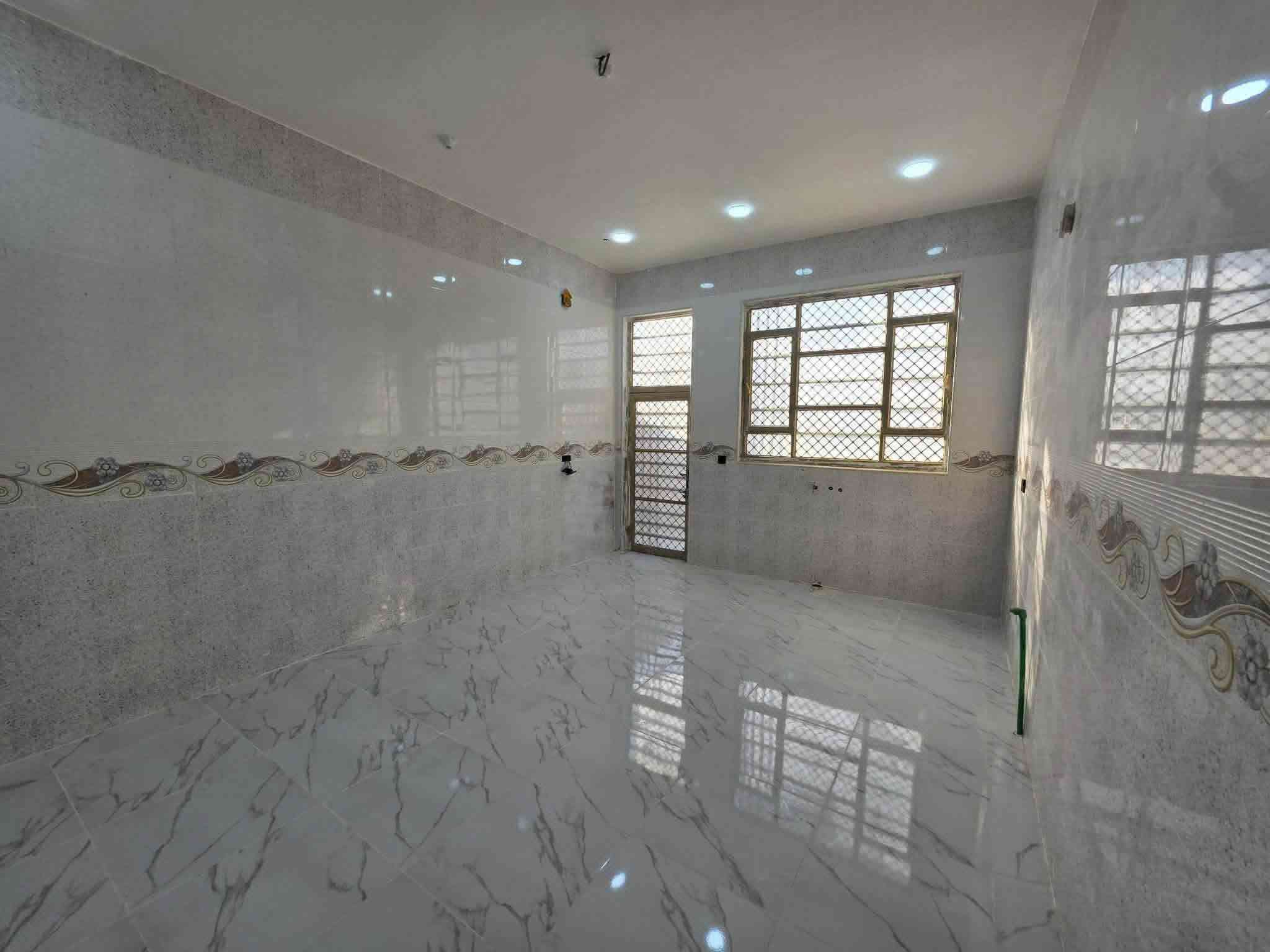 بيت للبيع حي حكيم شارع الوائليه مساحه 400متر طابقين يتكون من 4غرف نوم وصاله ومطبخ واستقبال مرقم من بلديه حديث كله طابوك كراج سياره وحديقة صحيات داخلية وخارجية قرب كورنيش سعر خاص
