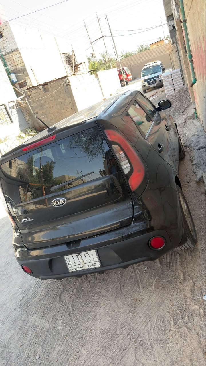 كيا صول 18 كفاله من الحادث والصبغ 
بيها طخات فقط وبيها حالوب بسيط بلقماره 
محرك 2000 ماشيه 40 الف ميل السعر 
السعر قفل مناسب جداً 95 وبيها مجال كلش بسيط حك الجيه وبلعافيه الي ياخذها 
*********** البصرة, العراق
