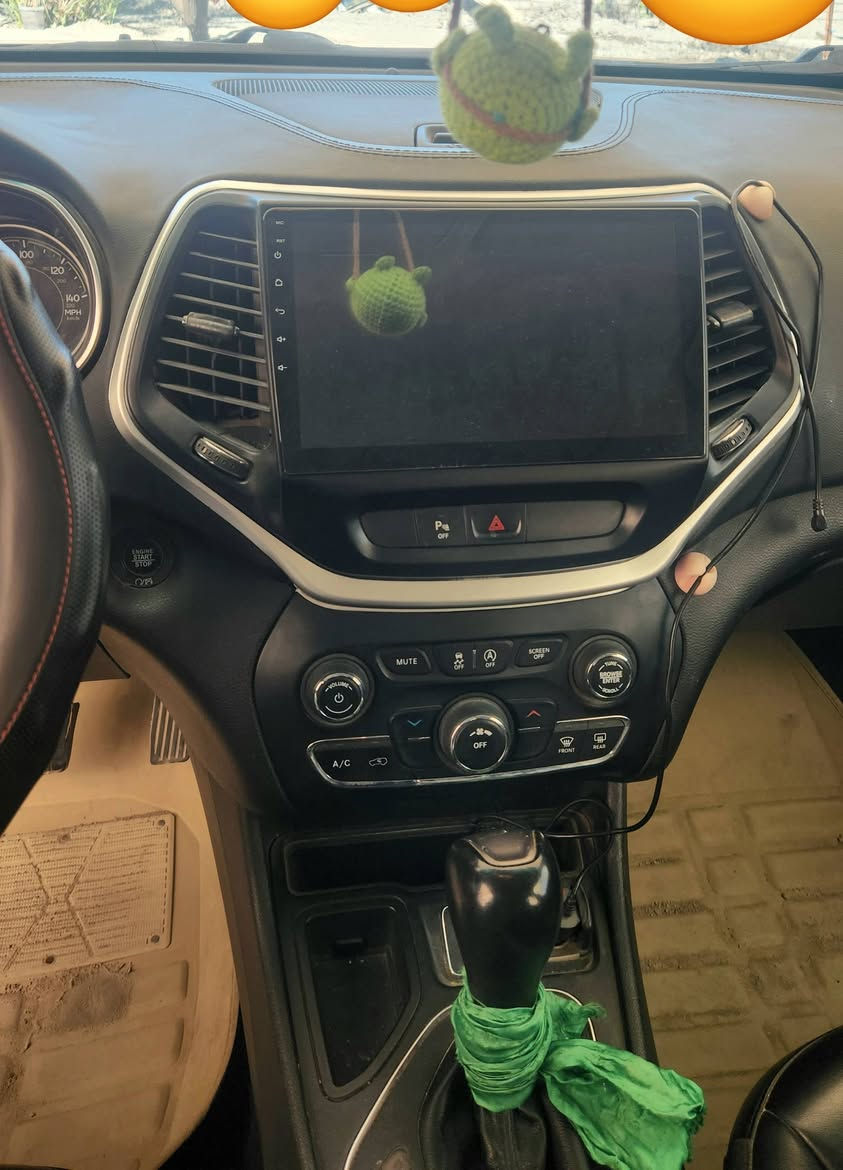 السلام عليكم
جيب شيروكي 2019 فئة لاتيتيود اللون ابيض رقم بصرة سنوية انتهت بشهر ٨   حاليا تحويل ثاني يوم 

حادثها بامريكا بجم 
وبيها طخة بسيطة جاملغ خلفي جهة السائق صورة الطخه موجوده ايضا وسونار  موجود ايضا 
ماشيه 160

موصفات 
دواخل جلد لون اسود 
تحكم ستيرن 
شاشة اندرويد هسه شادها 
سايد بريك بصمه 
‏دفع امامي 
نظامين تدفئه وتبريد بحاله ممتازه 
منافذ يو إس بي 
لايت زينون led جميع اناراتها + كشاف 
مري تحكم كهربائي
گير 9نمر 
قطعتين تبريد
كرسي كهرباء 
محرك 4 سلندر 2.4 multi air

والى اخره  من المواصفات المعروفه 
السعر 110$ 

العنوان :البصرة /قضاء المدينه 
تواصل ***********
