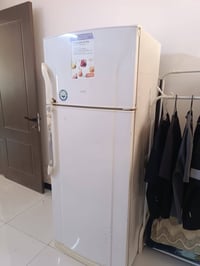 ثلاجه عل فحص شرط التجميد السعر 140  سبلت توسوت واحد طن يشتغل بس ميبرد ...
