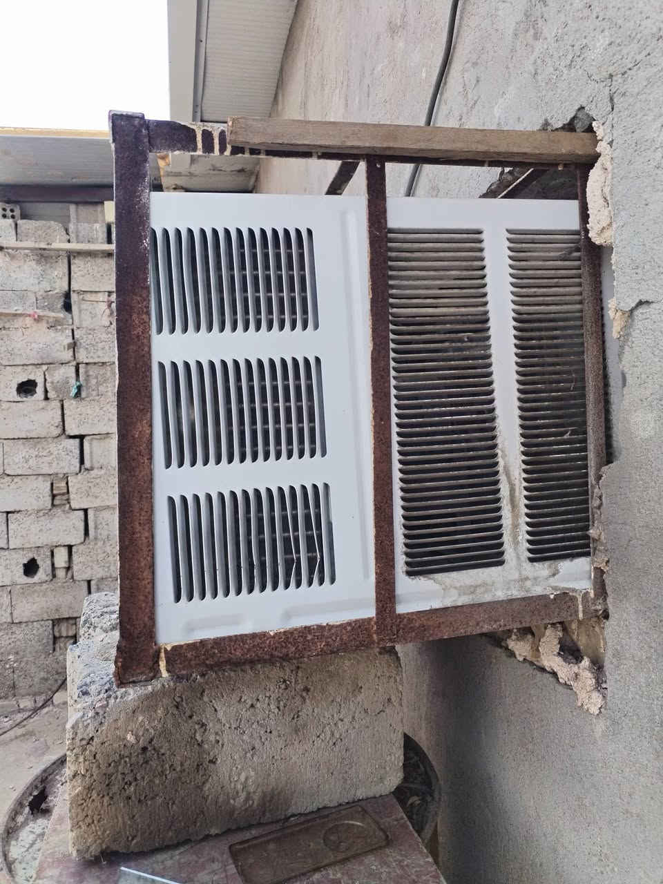 مكيف للبيع هو وقفصه مكيف سعره بمجال 200 وبي مجال عنواني النهروان يا مطعم جواد ناس محتا***********
