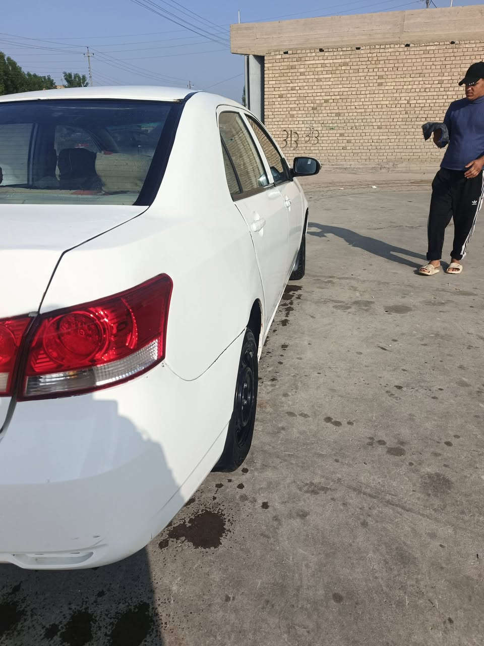 السلام عليكم BYD G3 2013  نقص بس كمبريسر تبريد ما ناقصه شي كير مكينه جديدا  حداديه تخم تاير بيها ضربه صفحه بدون دواخل  
مكاني أبو غرق بابل 
تواصل  ***********  سعر ٣٨ بيها غرامه 300  ينزلن من سعرها
