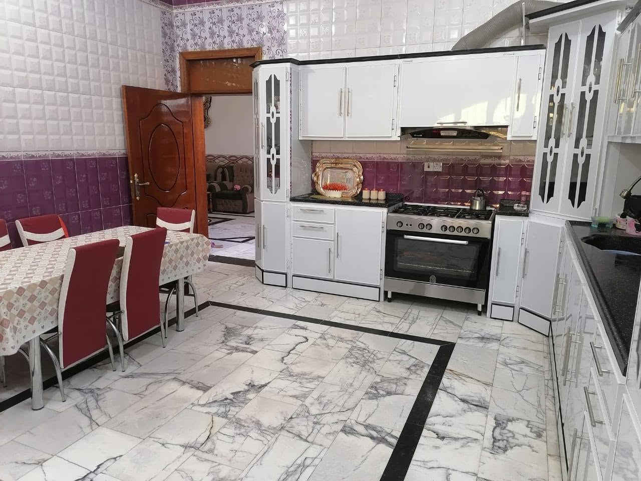 السلام عليكم
دار للبيع المكان حي الزهراء شارع الشباب قرب جنة الفواكه بالفرع ثالث بيت على اليمين 

المساحه 250 متر² النضافه 100%

حدقه وطرمه 

حمام خارجي

صاله 7 ونص × 4 ونص 

مطبخ 5 × 4ونص

وهل 4x9

مجمع صحيات5x4

الطابق الاول 3غرف نوم

غرفة نوم 7ونصx4 ونص

وغرفه 5 ونص4x

,,وغرف جاهزه بدون باب

وجمع صحيات

وبيتون كبير والسطح اشتايكر

تلفون صاحب الدار

***********
