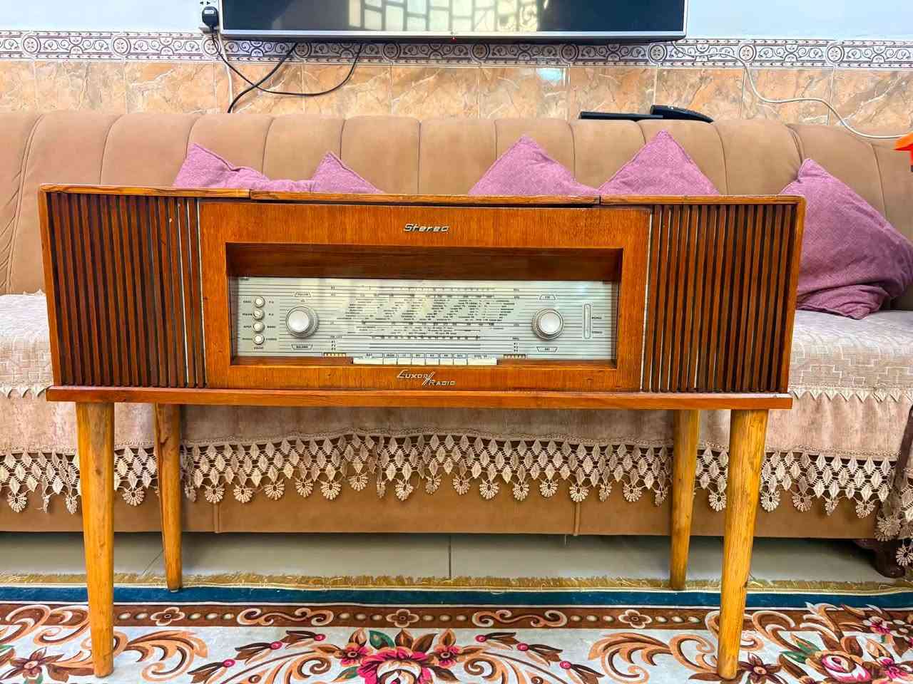 السلام عليكم
راديو لمپات خشب تصميم مميز واربع موجات من ضمنها موجة FM حجم كبير بعرض ١٠٠ سم الجهاز بالاصل يحتوي على گرامافون وهو غير موجود حاليا الجهاز عاطل جميع اللمپات متوهجة وانارة اللوحة تعمل ووجود صوت خرخشة فقط
الجهاز قطعة انتيكة لهواة اقتناء القطع وهو قابل للتصليح 
بغداد / *********** واتساب
او مراسلتي على ماسنجر
