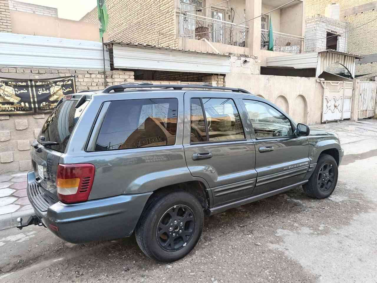 اسلام عليكم
جيب كراند شيروكي  2002
8سلندر 
فول مواصفات فتحة كراسي كهرباء 
السيارة مكينه تعبانه بس تمشي  كير حدادية اكسلات  تخم تاير جديد بحالة ممتازة رقم سليمانيه باسم كردي يريد تحويل سنويه لحد 2029
السيارة جاهزة
***********
السعر 65 ورقة وبيه مجال
