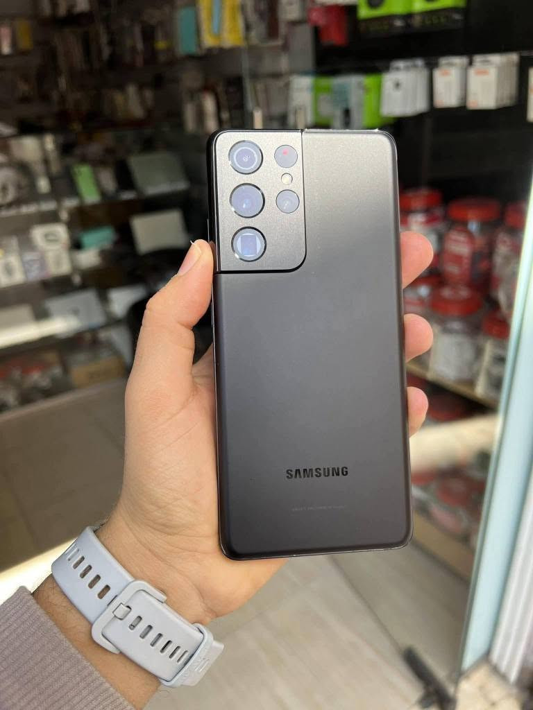 الجهاز الاصلي من سامسونج توفر 
s20 الترا
 الشاشة: Dynamic AMOLED 2X بمقاس 6.9 بوصة، بدقة QHD+ ومعدل تحديث 120Hz.
المعالج: Exynos 990 (لنسخة الشرق الأوسط) أو Snapdragon 865 (لأمريكا).
الكاميرا الخلفية (رباعية): أساسية 108 ميجابكسل + تقريب 48 ميجابكسل (زوم حتى 100x) + زاوية عريضة 12 ميجابكسل + عمق TOF 3D (تصوير فيديو 8K).
الكاميرا الأمامية: 40 ميجابكسل.
الذاكرة والتخزين: رام 12 أو 16 جيجابايت / مساحة 128 أو 512 جيجابايت (مع دعم كارت ذاكرة خارجي).
البطارية: 5000 مللي أمبير وتدعم الشحن السريع قدرة 45 واط والشحن اللاسلكي. 
السعر 355 الف
بغداد زيونه ربيعي قرب مجمع البركه 
*********** بغداد, العراق
