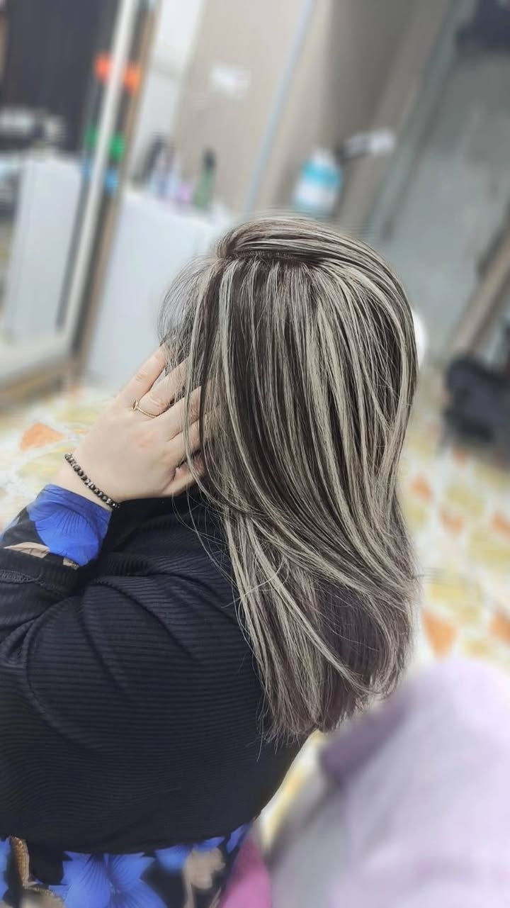 شغلي بنات ع شعر سواد فاحم و عنيد مجربة صالونات المسيب و محد كدرت اطلعلها هيج الوان ف اكيد الحل يم ڪوافيرة جنى
ࢪئيڪم بناتتت🔥🔥
صالون ڪوافيرة جنى 🤍
العنوان.. 
بابل _المسيب_حي المعلمين الاولى _فرع مطعم المعموري *
للحجز خاص او الاتصال على الرقم واتساب ***********
