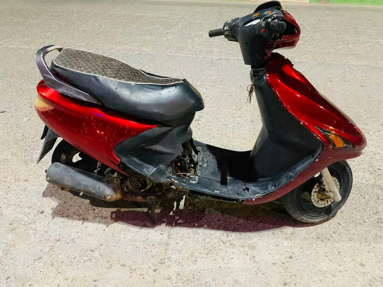 فراشه فحل
الدراجه بيها خيط بخار 
والتاير الخلفي تعبان 
السعر 200 وبيها مجال 
***********
