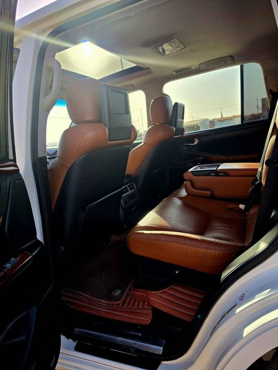 لكزس 2013 LX 570 S سبورتي فول مواصفات خليجية كلين تايتل
رقم دهوك هزة وسنوية جديدة
تحويل شرط 
كير ومحرك شرط
بدون صبغ 
محرك V8 سعة 5.7 لتر
القوة: 383 حصان
ناقل حركة أوتوماتيك 6 سرعات
نظام التحكم بالجر والثبات
نظام المساعدة على نزول المنحدرات
جنوط ألمنيوم 20 إنچ
إطارات 285/50R20 جديدة
فتحة سقف/مون روف
روف رايل
سبويلر خلفي
عتبات جانبية
مصابيح أمامية عالية التجهيز
كشافات ضباب
حساسات أمامية وخلفية
مرايا كهربائية وقابلة للطي
باب خلفي كهربائي
نظام دخول وتشغيل ذكي
مقاعد جلد فاخر
مقاعد أمامية كهربائية مع Memory
تسخين وتبريد المقاعد الأمامية
تكييف أوتوماتيكي متعدد المناطق
تحكم بالتكييف للمقاعد الخلفية
دركسون كهربائي
دركسون جلد وخشب
ثلاجة/صندوق تبريد أمامي
تشغيل بصمة/Push Start
مثبت سرعة
بلوتوث
USB / AUX
بيها هواية مواصفات
مكان السيارة دهوك
#لكزس
