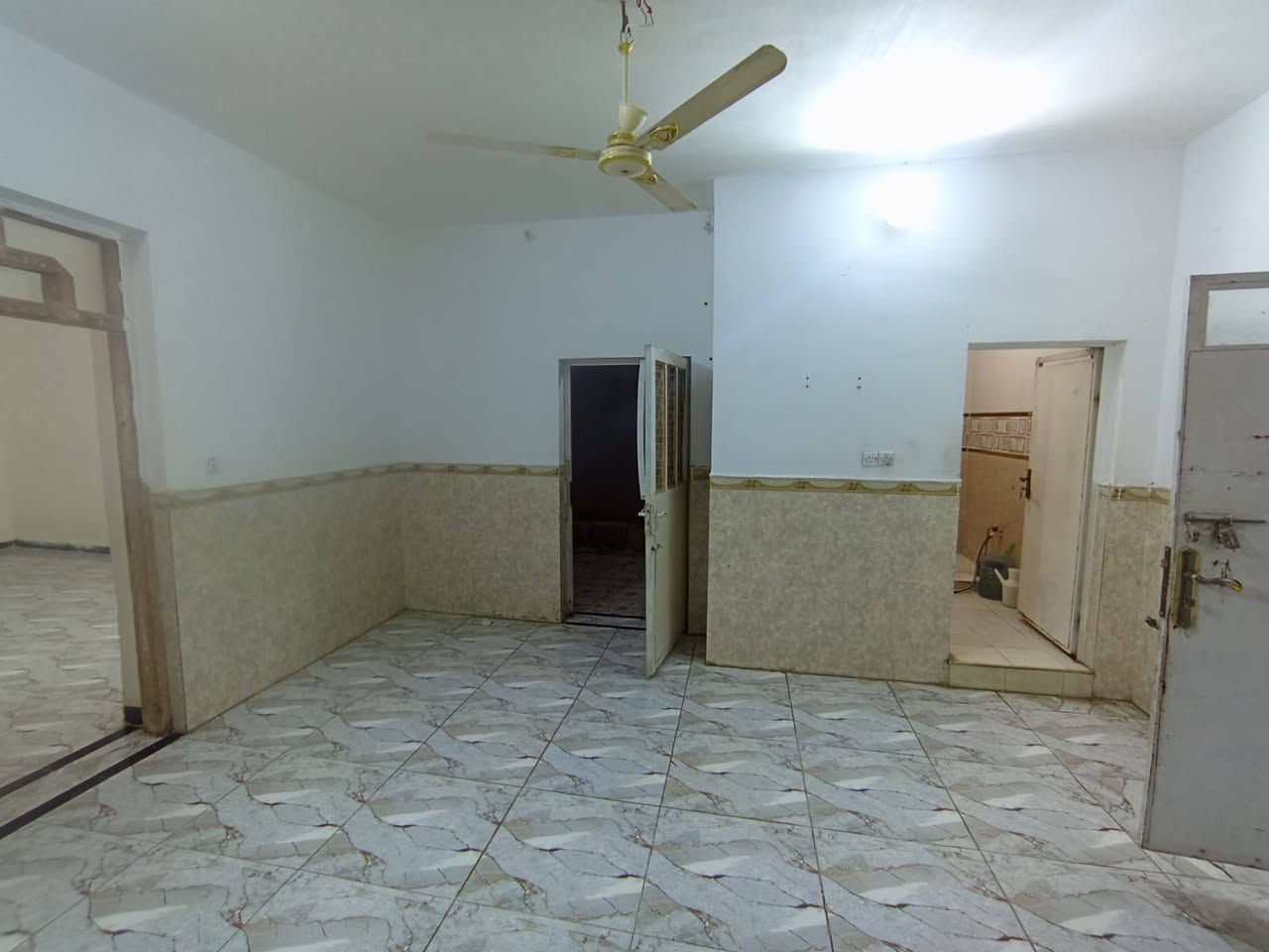 مشتمل للايجار طابق اول درج خارجي معزول غرفتين وصاله وحمام ومطبخ وسطح سيراميك الزراعة شارع 60مقابل محطة وقود الرماح ايجارها 250هاتف ***********
