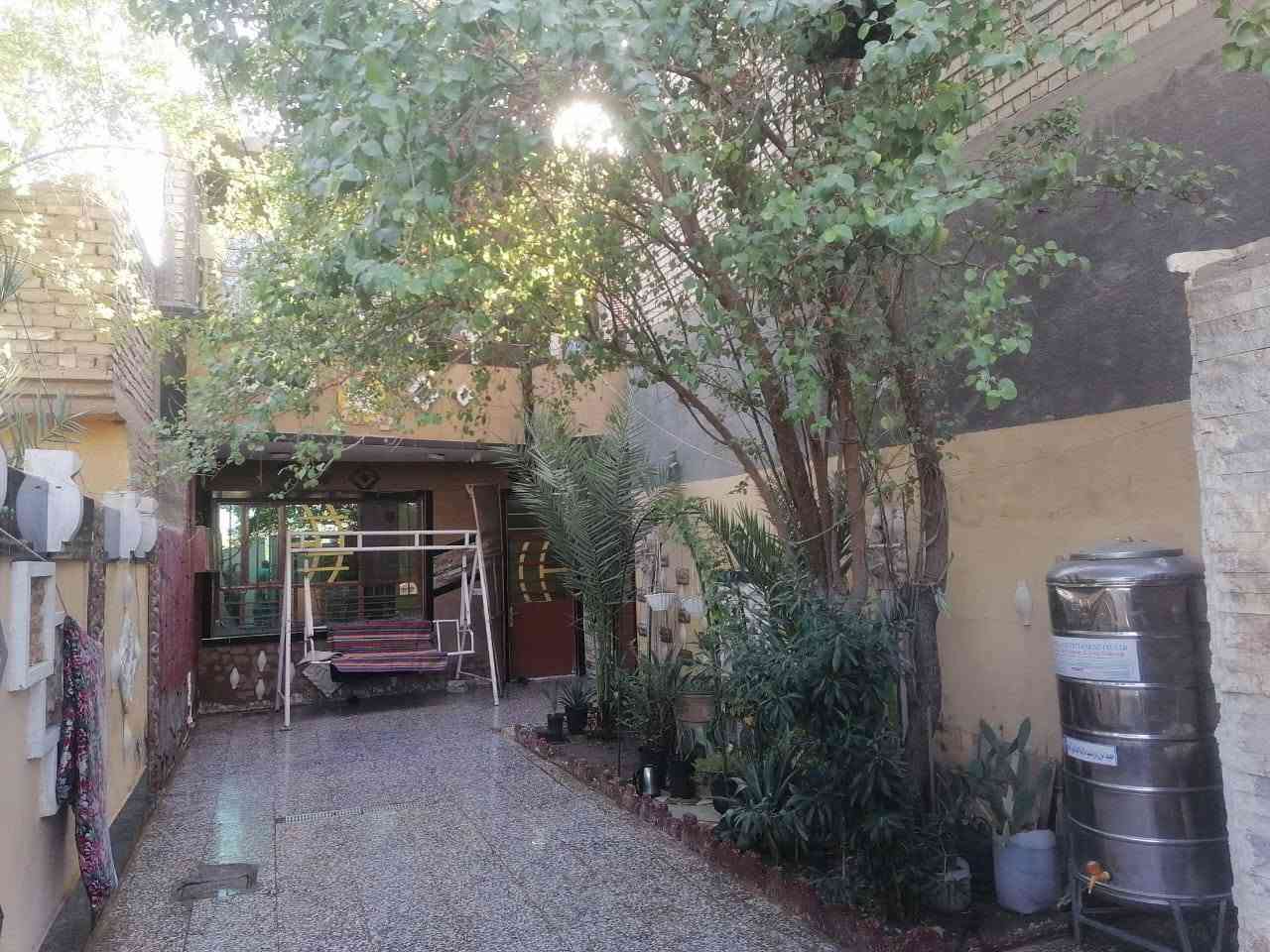 السلام عليكم
بيت للبيع مساحه 280 طالع منة مشتمل 50متر

باقي صافي 230متر البيت طابو زراعي 

حي السفير على الشارع العام شارع 20 البيت الكفاءة والسفير

مقابل منتزه الكفاءة 

ملاحظا البيت يباع وحدة أو مع المشتمل

للاستفسار ***********
