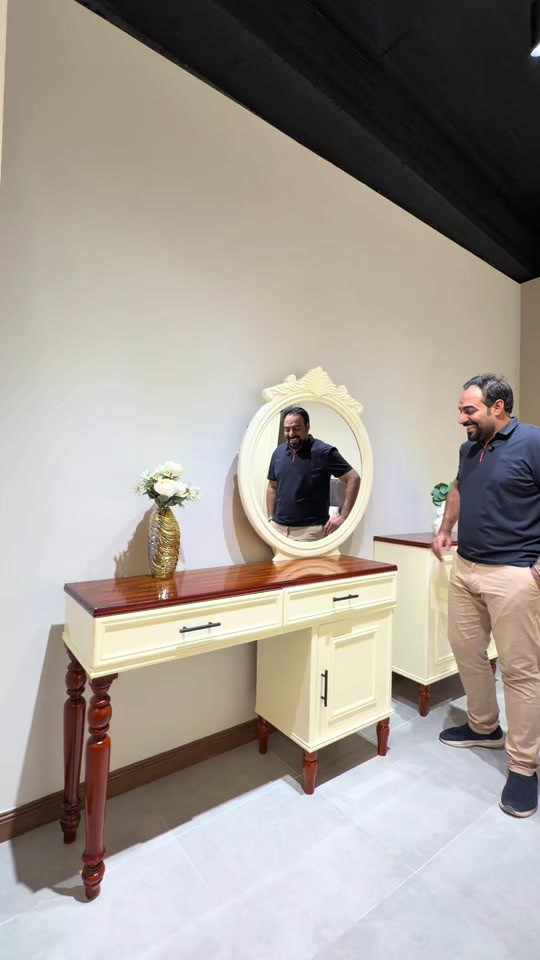 موديل رويدا  السعر مليونين و350 الف فقط ضمن وجبة الدرجة الاقتصادية  وضمن وجبة الأصباغ البوية  اللون اوف وايت وتطعيم الاسطح صاجي غرفة 6 ابواب طابقين محلق داخلي  تتكون من 11 قطعة  الوجه MDF والداخل صاج ومعاكس وMDF إضافة إلى الأرجل چراخة خشب چام السرير خشب چام رگم لوح 6 ارجل ثقيل  مرايا قيافة اضافية  شازلون خزان  طابورية جلوس للميز  ارتفاع الكنتور 230سم  عرض الكنتور 320سم عرض زاوية الملابس 112 سم يعني الكنتور وزاوية الملابس ضلع كامل 432سم السعر 2350 فقط  شركة الأفراح للأثاث العراقي  ‏ غرفة نوم- اطقم قنفات - مفروشات - اخشاب تصنيع الأثاث  ‏العنوان محافظة واسط قضاء العزيزية الشارع الجديد مقابل مسبح ومدينة ألعاب العزيزية  ‏التوصيل والشد مجاني إلى جميع محافظات العراق ‏خدمة استبدال الغرف العراقية القديمة بغرفة جديدة مع الاتفاق على الفرق ‏ خدمات ما بعد البيع لمدة سنة مجانية  *********** *********** *********** *********** *********** *********** #اثاث #غرف_نوم #نجارة #العراق 
