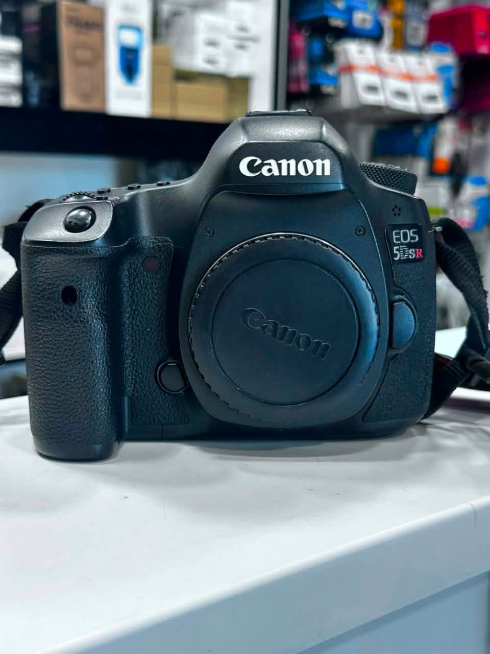 Canon EOS 5DS R – 
مستعملة بحالة ممتازة فقط بدي 

إذا تبحث عن أعلى دقة وجودة احترافية بالتصوير، فـ Canon EOS 5DS R تعتبر من أقوى كامرات كانون للمصورين المحترفين.

✅ الموديل: Canon EOS 5DS R
✅ الحالة: مستعملة ونظيفة جدًا
✅ دقة 50.6 ميكابكسل Full Frame
✅ تفاصيل وصور فائقة الوضوح
✅ مثالية لتصوير البورتريه، المنتجات، الطبيعة والإعلانات

📍 العنوان: بغداد – الباب الشرقي – مجاور عمارة الوقف القادرية
📞 للاستفسار والحجز:‭***********‬
