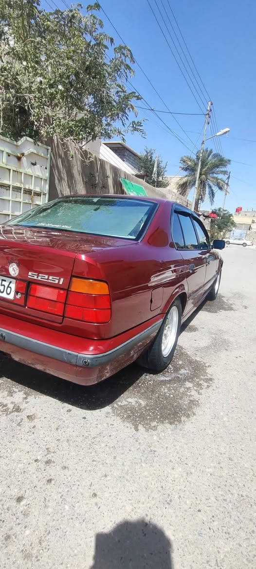 السلام عليكم               
BMW E34  525  
 موديل 1994 مكينه مسكر فانوس  سياره جاهزه وبلاديه بدون صبغ ماعدا قماره اثر جراد رقم اربيل دولي تبريد شغال كهربائيات كله بلاديه  سعر 95 وبيه مجال  العنوان البصرة الهارثه
 للأستفسار :***********

نص مكتوب في الصور:
- %52 11:09 الأصدقاء المقربون قصتك