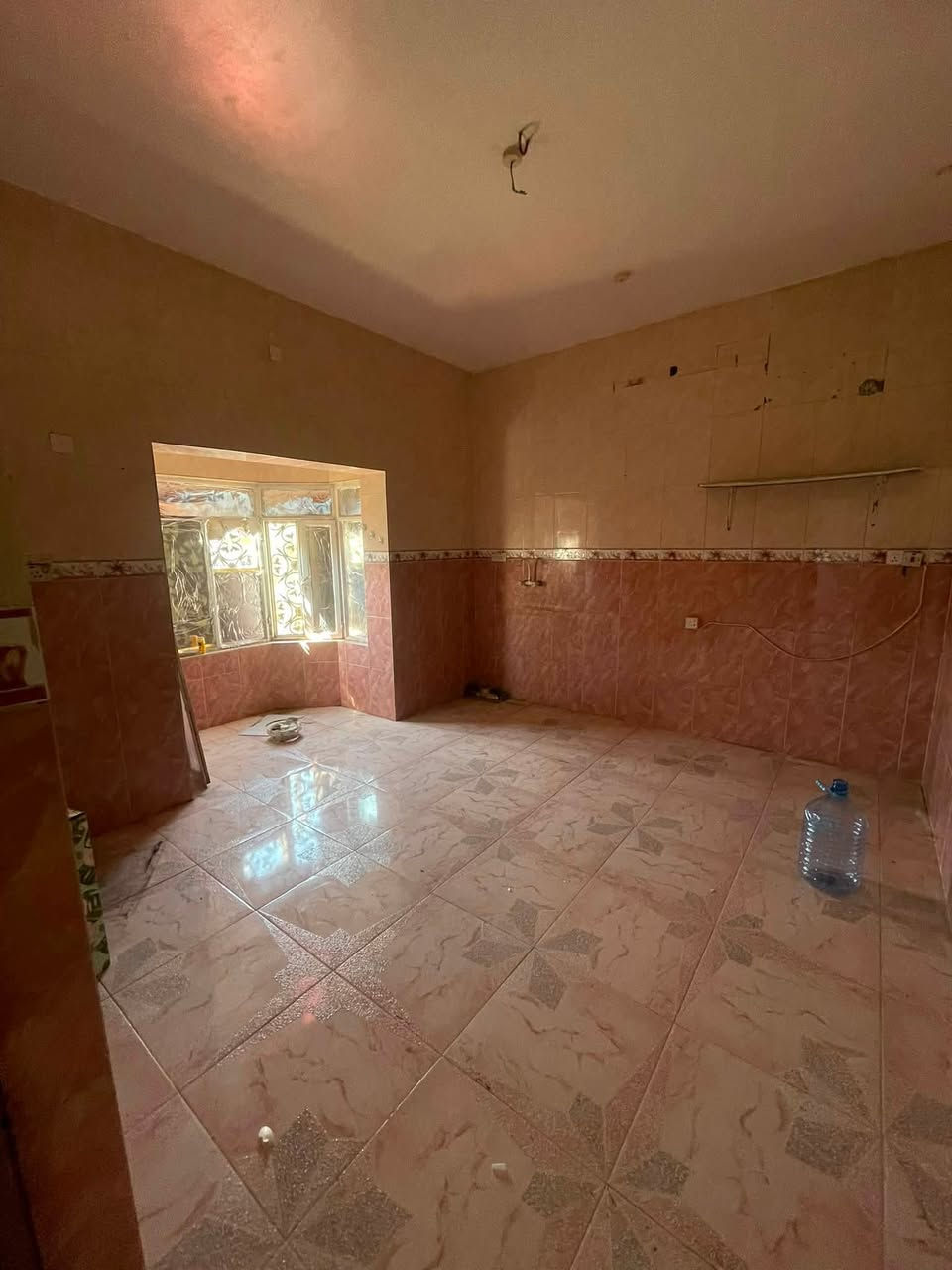 شقة الايجار العنوان البصرة الجنينة
تحتوي على غرفتين منام +مطبخ+حمام+صاله+سطح 
السعر 600 الف شامل اجور الكهرباء والماء 
الاستفسار ***********
