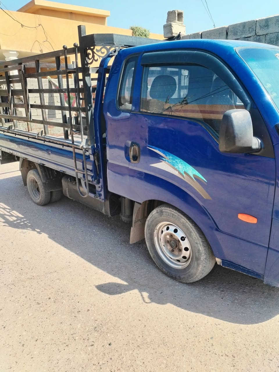 كيا بنكو 2007 محرك 3000 مشترك مفتوح
مكفولة من ضربة وكص وتبديل  صبغ مكانات بصيطة اثر جراد 
محرك كير اكسن مكفول 
شاصي مكفول تخم تاير امامي خلفي جدد 

قطرة اخياس مابيهة 
جاهزة من كل النواحي 
رقم بغداد  انكليزي  تحويل مباشر 
السعر 75 وبي مجال بسيط 
مكاني بغداد المدائن سلمان باك  
رقم الهاتف ***********
***********
