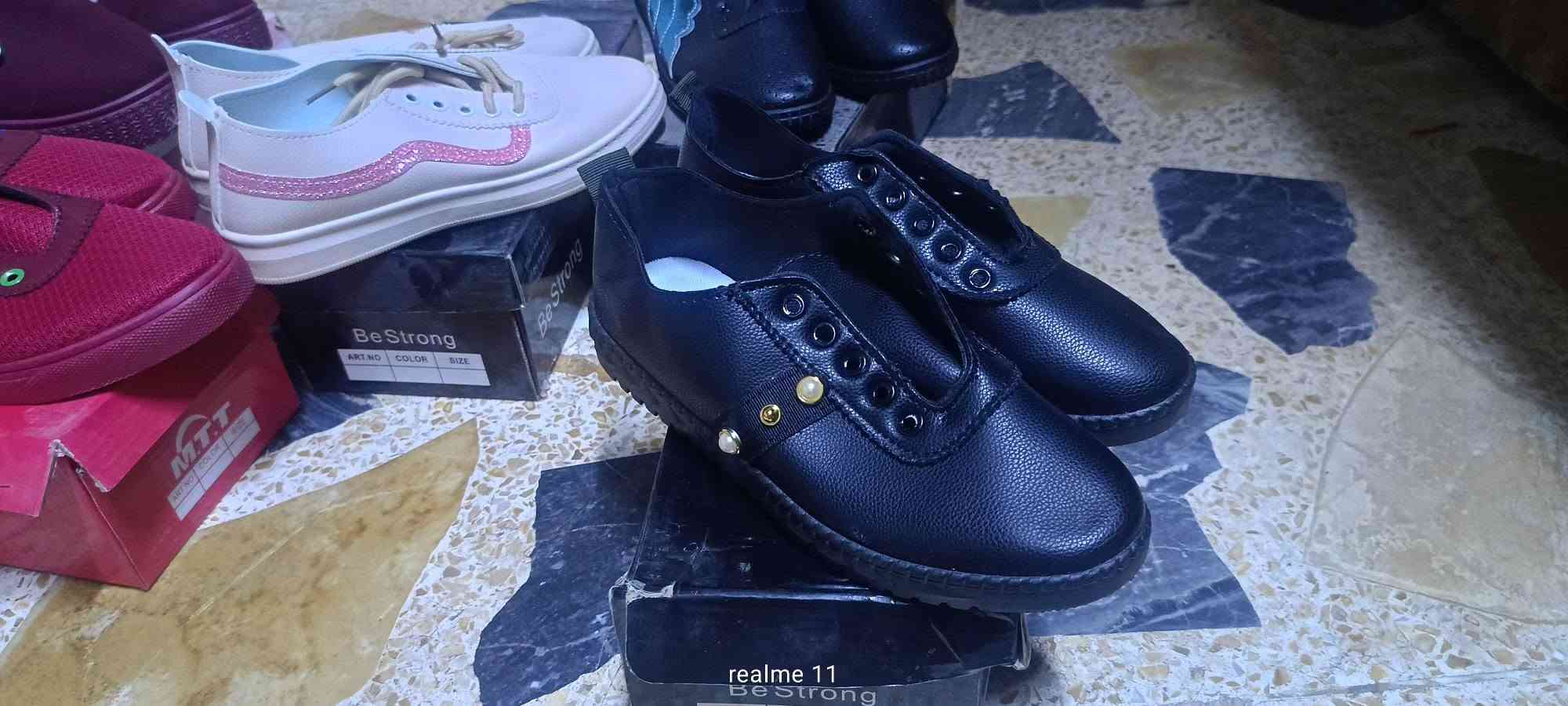 شلعه 100 قطعه سعر القطعة 2 الف الحجز ولاستفسار وتساب ☎️ ***********

نص مكتوب في الصور:
- realme 11
- realme 11 Be Strong