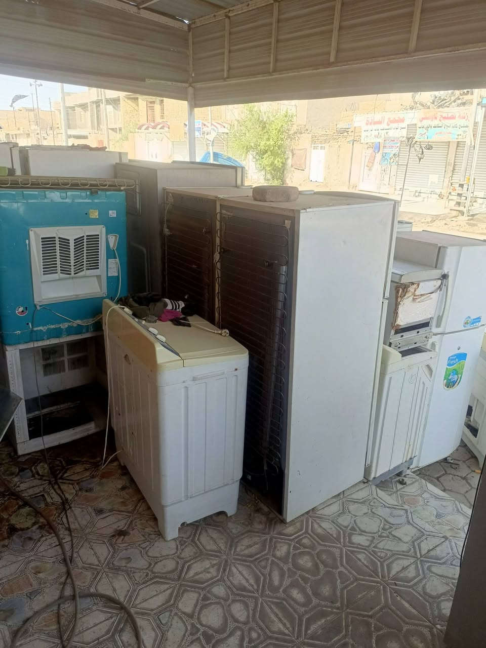 محل تبريد ثلاجات وغسالات كامل مكمل تجي كبل تشتغل ماناقص شي بطلين اوكسجين وقنينه غاز ومواد حتياطيه خير من الله بي ولمخزن متروس غراض بي معاميل خير من الله معروف المحل بمغربه شارع السوك سبب البيع عدم تفرغ الشراي ولمهتم يتفضل خاص او الاتصال ***********
